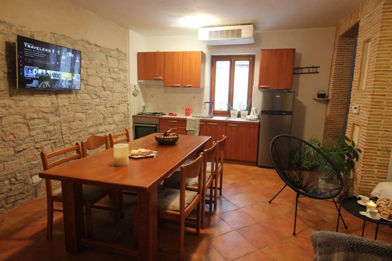 Apartment Parenzana, Little Row House With Big Green Yard In Central Istria Rakotule Bagian luar foto